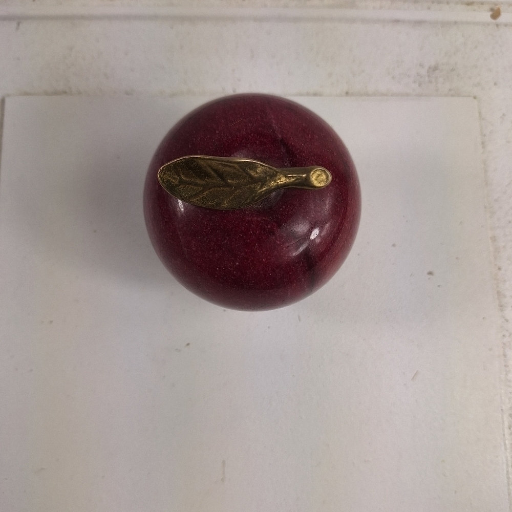 Vintage 1960’s Marble Alabaster Red Apple Paperweight With Brass Leaf Stem - Picture 8 of 10